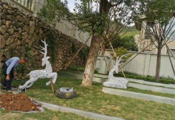美陳小鹿雕塑供應(yīng)，城區(qū)小品，鏤空小鹿雕塑制造商