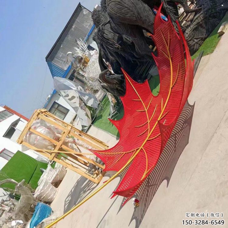 制造鏤空楓葉雕塑，地標(biāo)擺件，烤漆鐵藝楓葉雕塑廠家