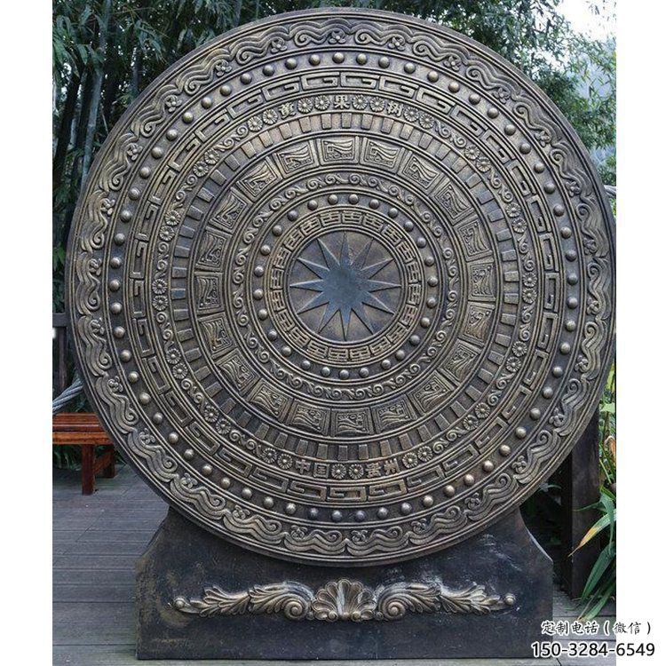 銅鼓雕塑選用,多彩藝術(shù),鏤空銅鼓雕塑展品 銅鼓雕塑選用,多彩藝術(shù),鏤空銅鼓雕塑展品