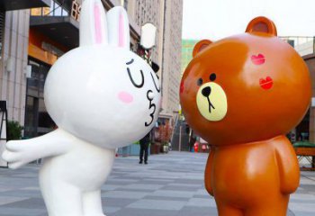 巴彥淖爾步行街布朗熊雕塑，玻璃鋼動物雕塑，卡通方式